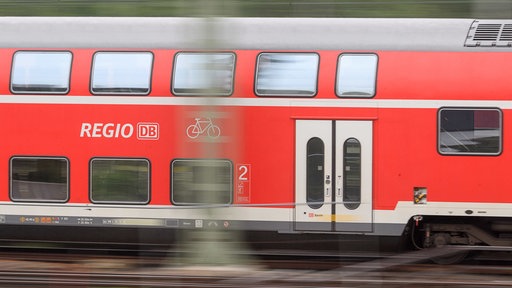 Eine Bahn der DB Regio fährt vorbei 