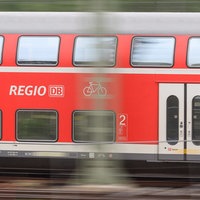 Eine Bahn der DB Regio fährt vorbei 