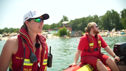 Rettungsschwimmer Pia und Robin am Silbersee II sind in einem Boot unterwegs.