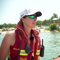 Rettungsschwimmer Pia und Robin am Silbersee II sind in einem Boot unterwegs.