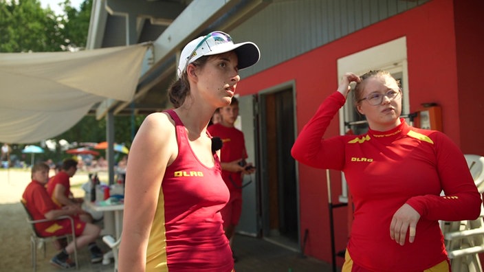 Ein Team von Rettungsschwimmern vor einem Haus am Silbersee
