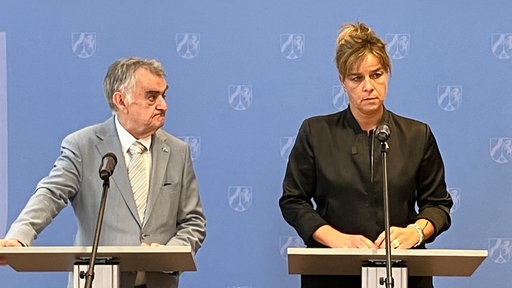 Herbert Reul und Mona Neubaur bei einer Pressekonferenz