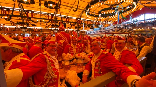 Männer der Roten Funken in einem Festzelt