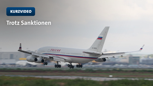 Das Flugzeug landet auf einer Landebahn in Köln/Bonn