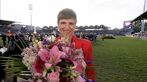 Sabine Hartelt bei der Reit-WM mit einem Blumenstrauß