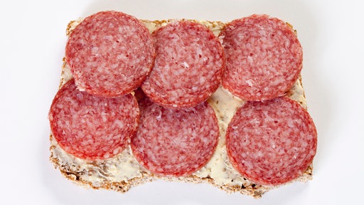 Salami auf einer Scheibe Brot