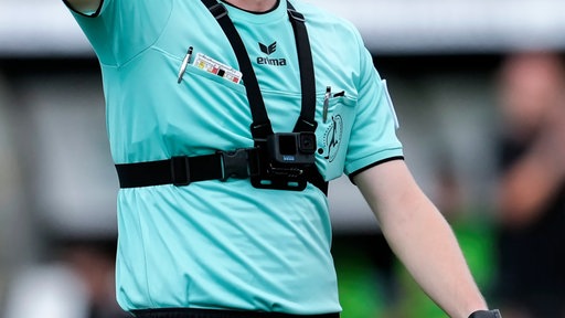 Ein Schiedrichter trägt eine Bodycam am Oberkörper