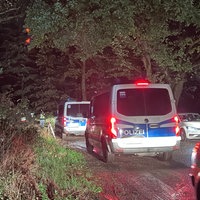 Schlange von Polizeiautos am Hambacher Forst am 04.09.2026