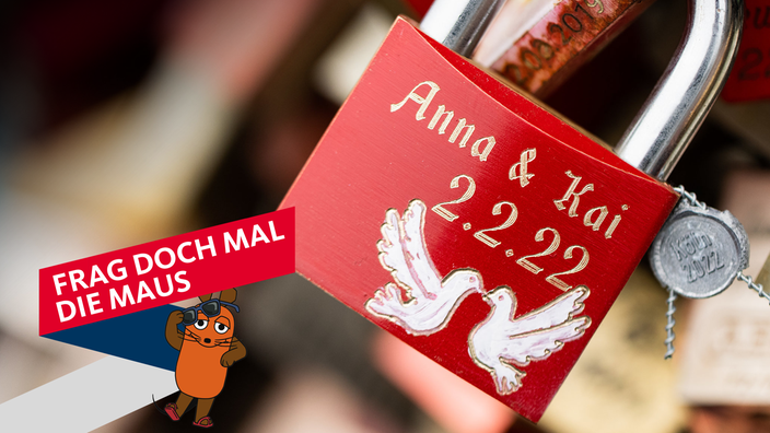  Ein sogenanntes Liebesschloss mit der Aufschrift "Anna & Kai 2.2.22" hängt an der Hohenzollernbrücke.