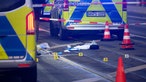 Markierungen der Polizei sind auf der Straße nach Schüssen