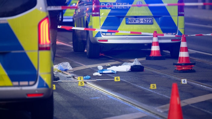 Markierungen der Polizei sind auf der Straße nach Schüssen