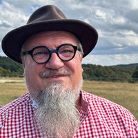 Michael von der Ley schaut in die Kamera.
