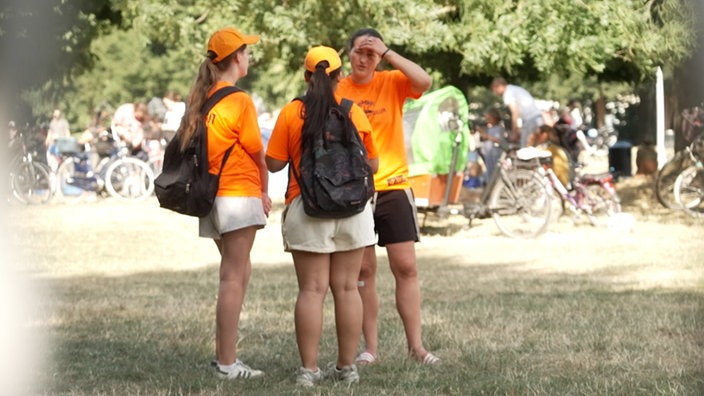 Die AWB-Grillscouts Maya und Lena mit ihrer Teamleitung