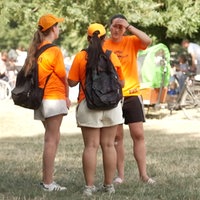 Die AWB-Grillscouts Maya und Lena mit ihrer Teamleitung