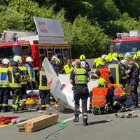 Einsatzkräfte an der Unfallstelle auf der A45