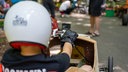 Ein Junge mit Helm sitzt am Steuer einer Seifenkiste