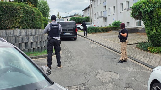 Einsatzkräfte der Polizei und SEK auf der Straße vor dem Haus des mutmaßlichen Täters