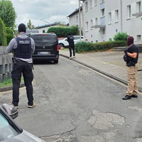 Einsatzkräfte der Polizei und SEK auf der Straße vor dem Haus des mutmaßlichen Täters