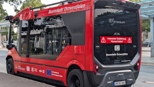 Roter autonom-fahrender Bus