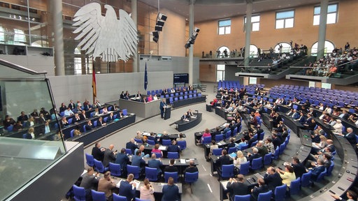 Bundeskanzler Friedrich Merz schaut ins Plenum im deutschen Bundestag
