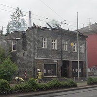 Völlig ausgebrannter Dachstuhl, daneben ein Nachbarhaus