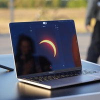 Die Sonnenfinsternis zusehen auf einem Laptop-Bildschirm