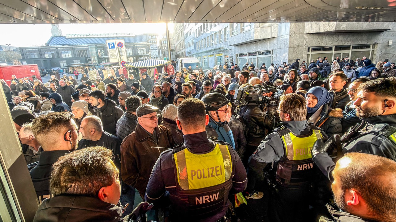 Menschenansammlung vor einer Sparkassenfiliale in Gelsenkirchen