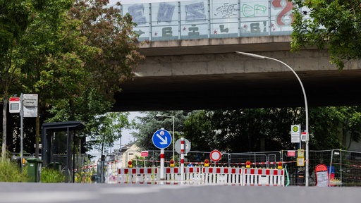 Absperrungne stehen an der Bonner Nordbrücke