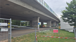 Absperrungen stehen an der Bonner Nordbrücke
