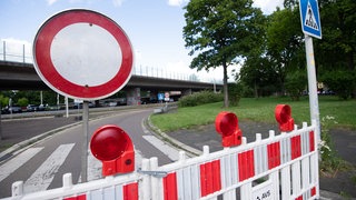 Gesperrte Auffahrt zur Auotbahnbrücke der A565 in Bonn