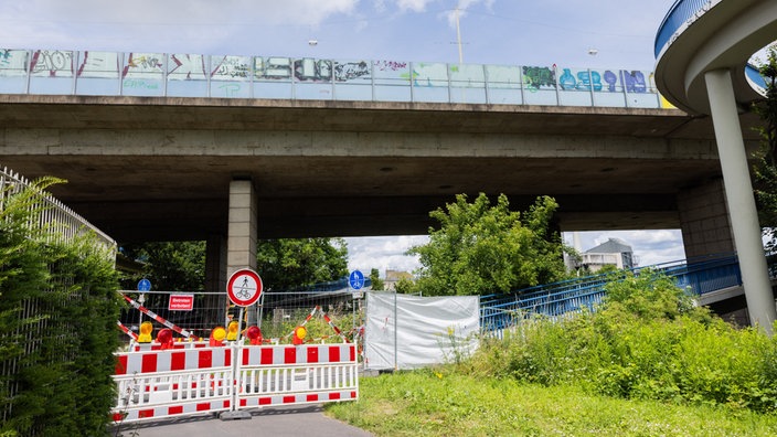 Die Auffahrt der Nordbrücke für Radfahrer ist abgesperrt