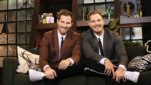 Die Zwillinge Dennis und Benjamin Wolter vom YouTube-Kanal "World Wide Wohnzimmer"