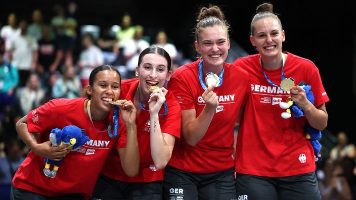Die deutschen 3x3-Frauen jubeln mit ihren Goldmedaillen.