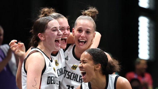 Die deutschen 3x3-Frauen jubeln emotional.
