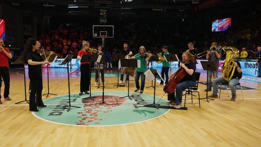 Orchester-Musiker während ihrer Live-Performance in der Ischelandhalle.