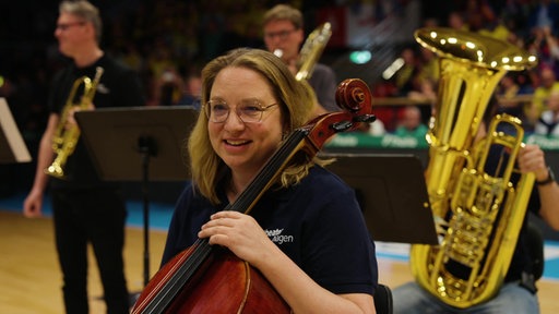 Cellistin Geelvink spielte zum ersten Mal in der Ischelandhalle in Hagen.