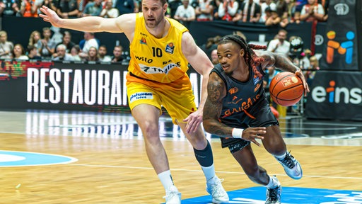 Cobe Williams (r.) von den Niners Chemnitz im Zweikampf mit dem Hagener Fabian Bleck