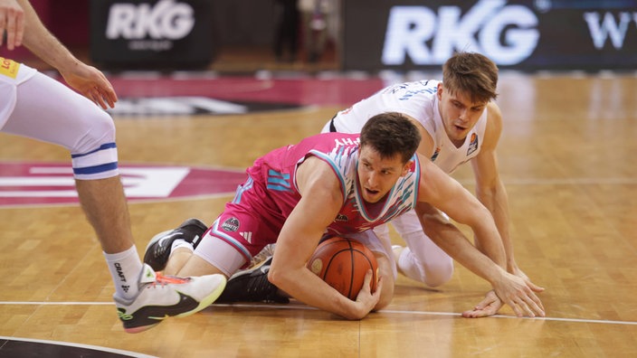 Grayson Murphy von dem Telekom Baskets Bonn kämpft im Spiel gegen den MBC um den Ball.