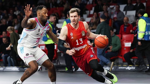 Andreas Obst mit Ball gegen Jeff Garrett