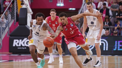Der Bonner Alijah Comithier (v. r.) im Zweikampf mit einem Basketballer des Mitteldeutschen BC