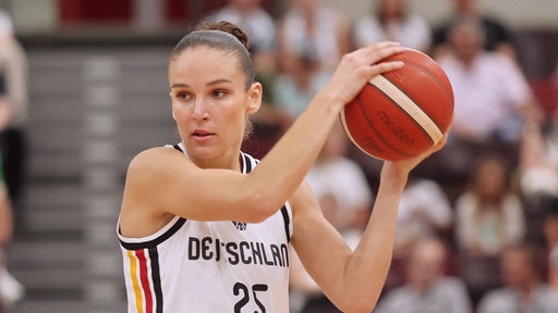 Clara Bielefeld im Trikot der deutschen Basketball-Nationalmannschaft im Testspiel gegen Spanien.