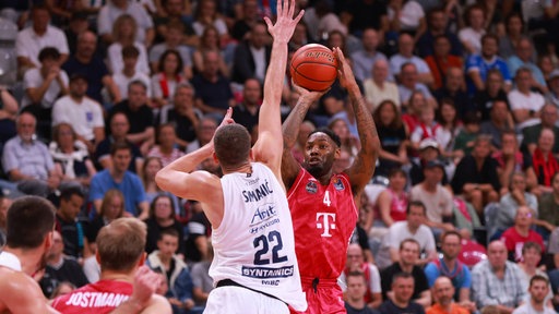 Jeff Garrett von den Telekom Baskets Bonn setzt zum Wurf an im Spiel gegen den Mitteldeutschen BC.