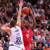 Jeff Garrett von den Telekom Baskets Bonn setzt zum Wurf an im Spiel gegen den Mitteldeutschen BC.