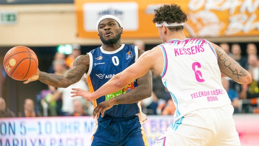 Rostocks TJ Crockett wird beim Passversuch von Bonns Michael Kessens gestört