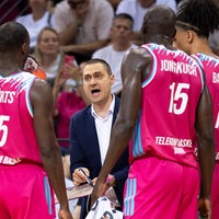 Marko Stankovic, Trainer der Telekom Baskets Bonn, gibt seinen Spielern in einer Auszeit Anweisungen.