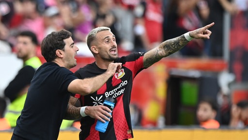 Leverkusens Trainer Carles Martinez gibt seinem Spieler  Aleix Garcia taktische Anweisungen