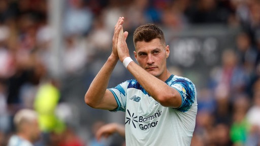 Leverkusens Patrick Schick klatscht in die Hände