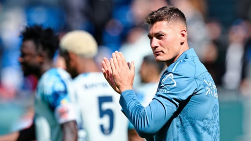 Leverkusens Patrick Schick klatscht in die Hände