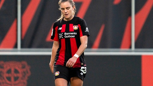 Leverkusens Paulina Tomasiak ist enttäuscht nach der Niederlage gegen Bayern München