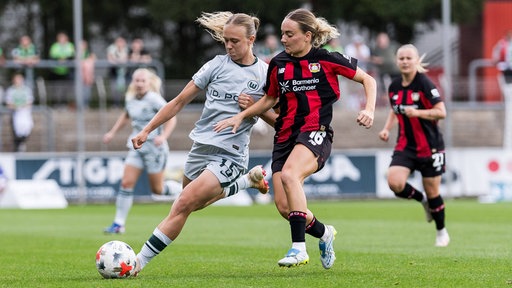 Zweikampf zwischen Weronika Arasniewicz und Sofie Lena Zdebel